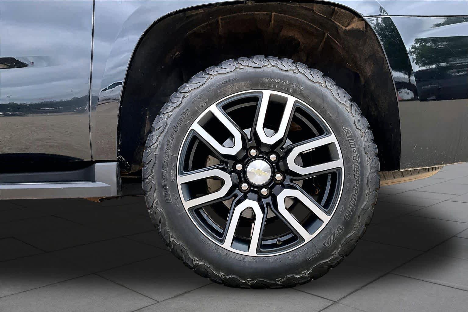 Used 2017 Chevrolet Suburban LT RWD image 11