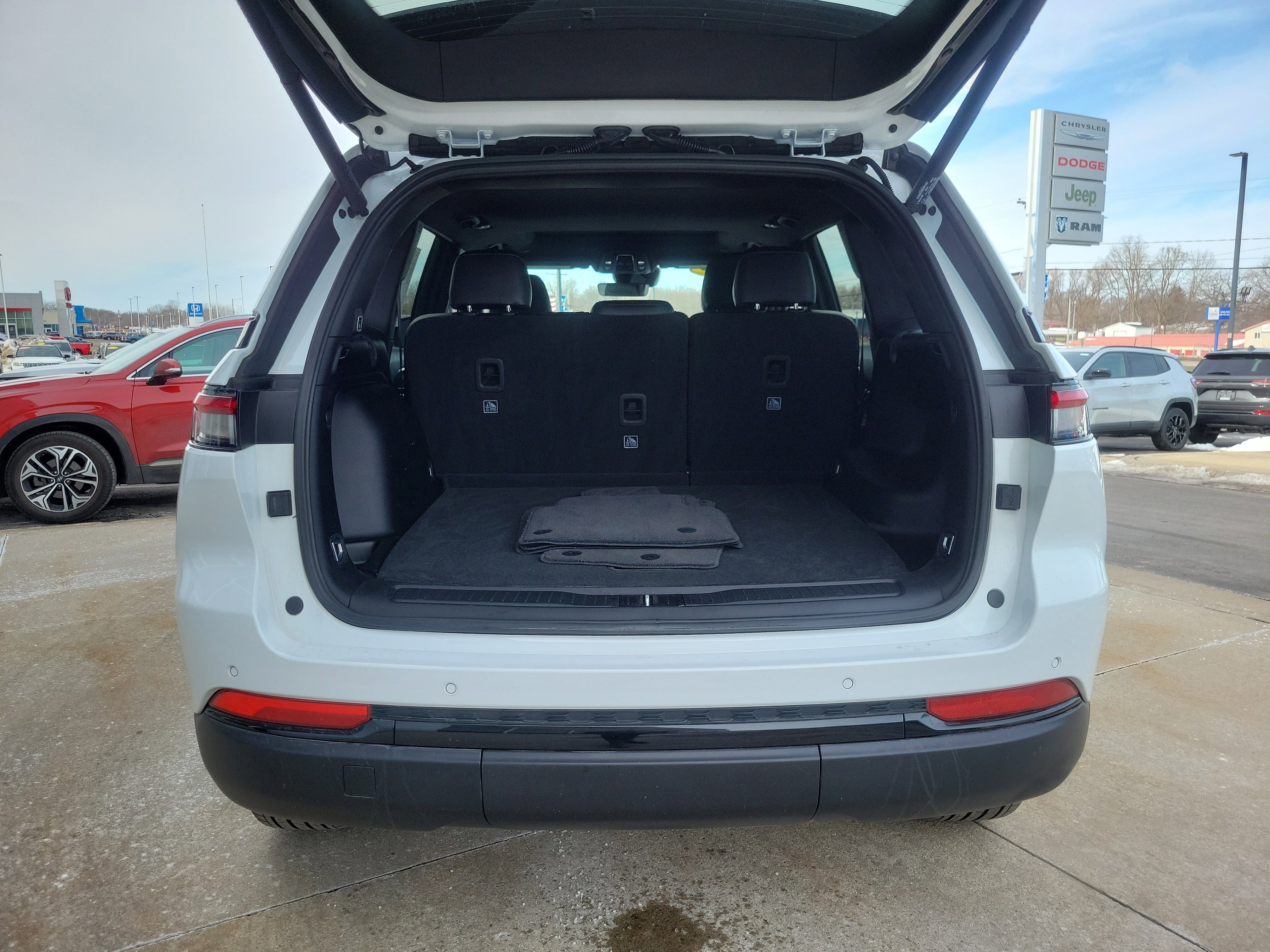 Used 2025 Jeep Grand Cherokee Altitude AWD/4WD image 23