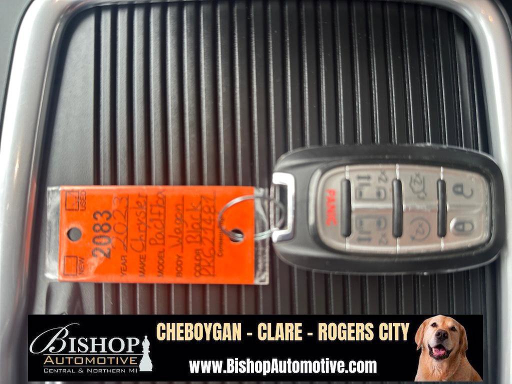 Used 2023 Chrysler Pacifica Touring-L image 26