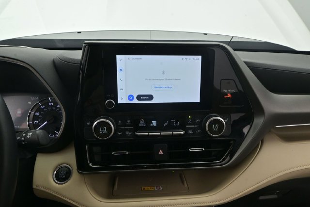 Used 2024 Toyota Highlander XLE AWD/4WD image 9