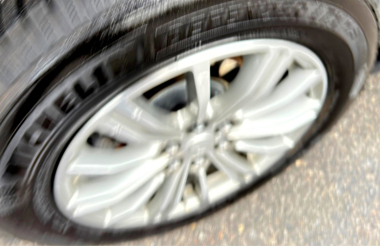 Used 2017 Cadillac XT5 Luxury w/ Driver Awareness Package image 16