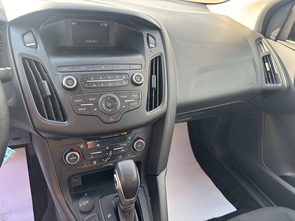 Used 2018 Ford Focus SE w/ SE Appearance Package image 16
