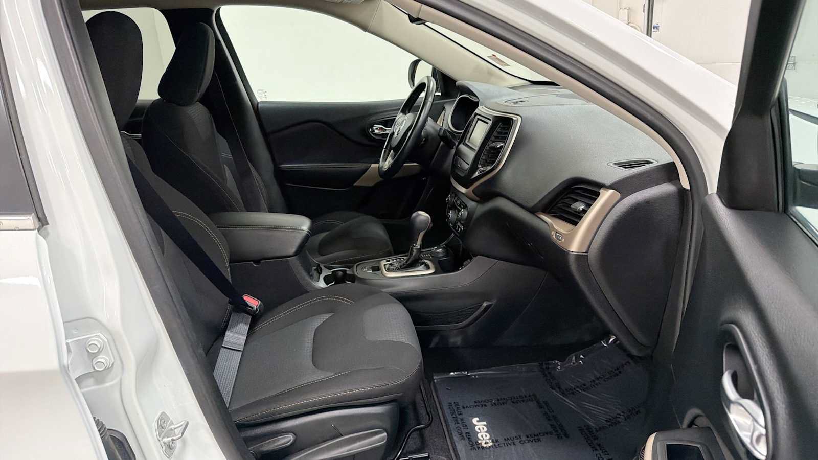 Used 2017 Jeep Cherokee Latitude AWD/4WD image 29