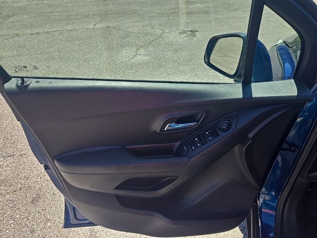 Used 2020 Chevrolet Trax LT FWD image 16