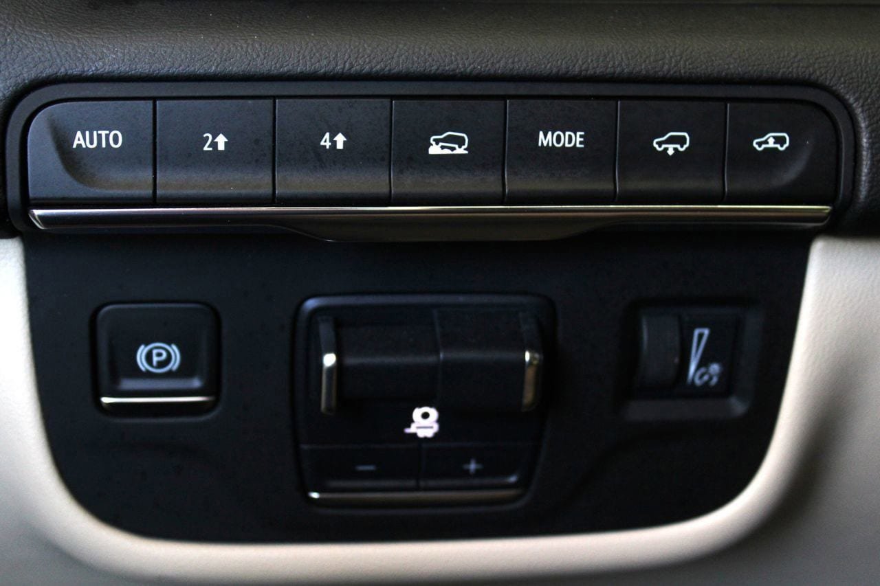 Used 2021 Cadillac Escalade Premium Luxury w/ Driver Assist Tech Package AWD/4WD image 34