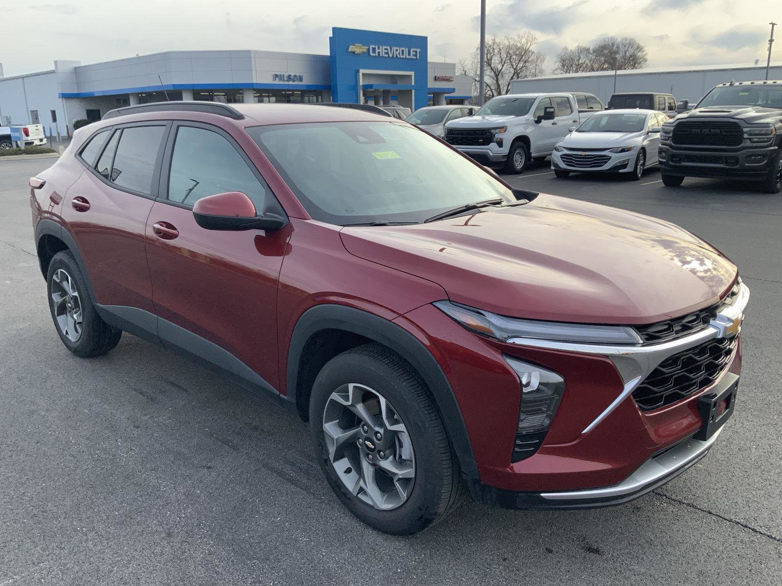 Used 2025 Chevrolet Trax LT w/ LT Convenience Package image 2