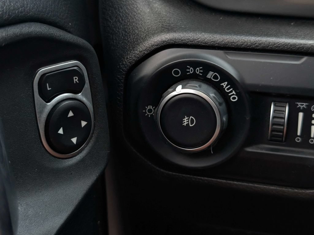 Used 2019 Jeep Wrangler Unlimited Sahara w/ Uconnect 4C Nav & Sound Group AWD/4WD image 27