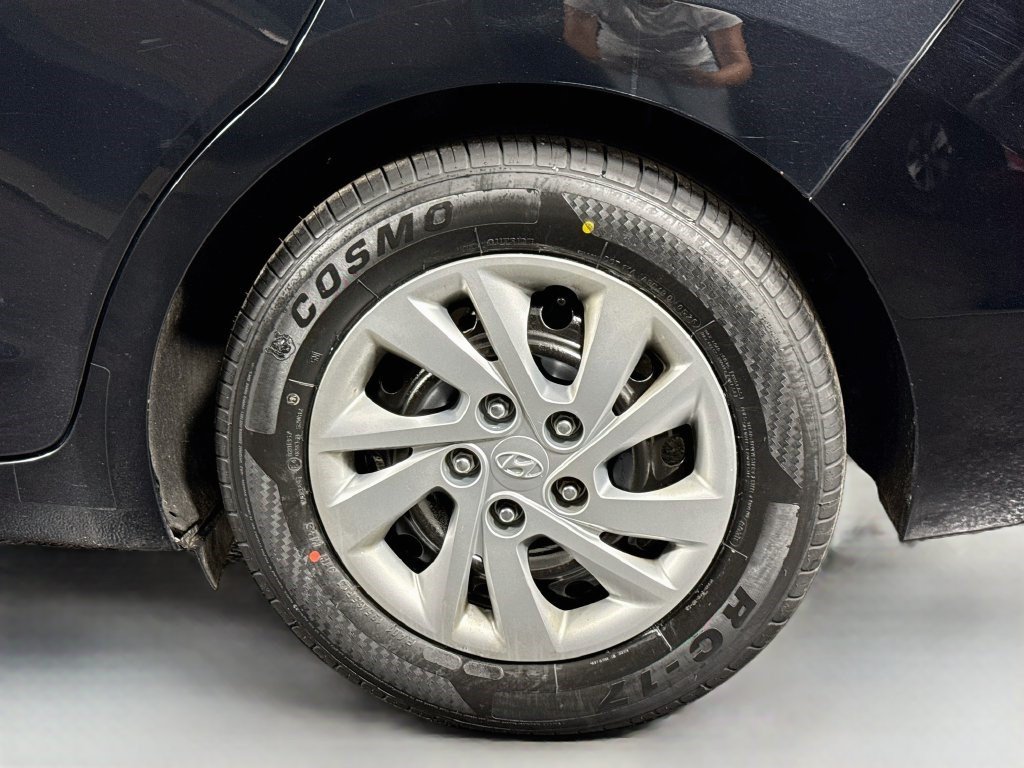 Used 2020 Hyundai Elantra SE FWD image 35