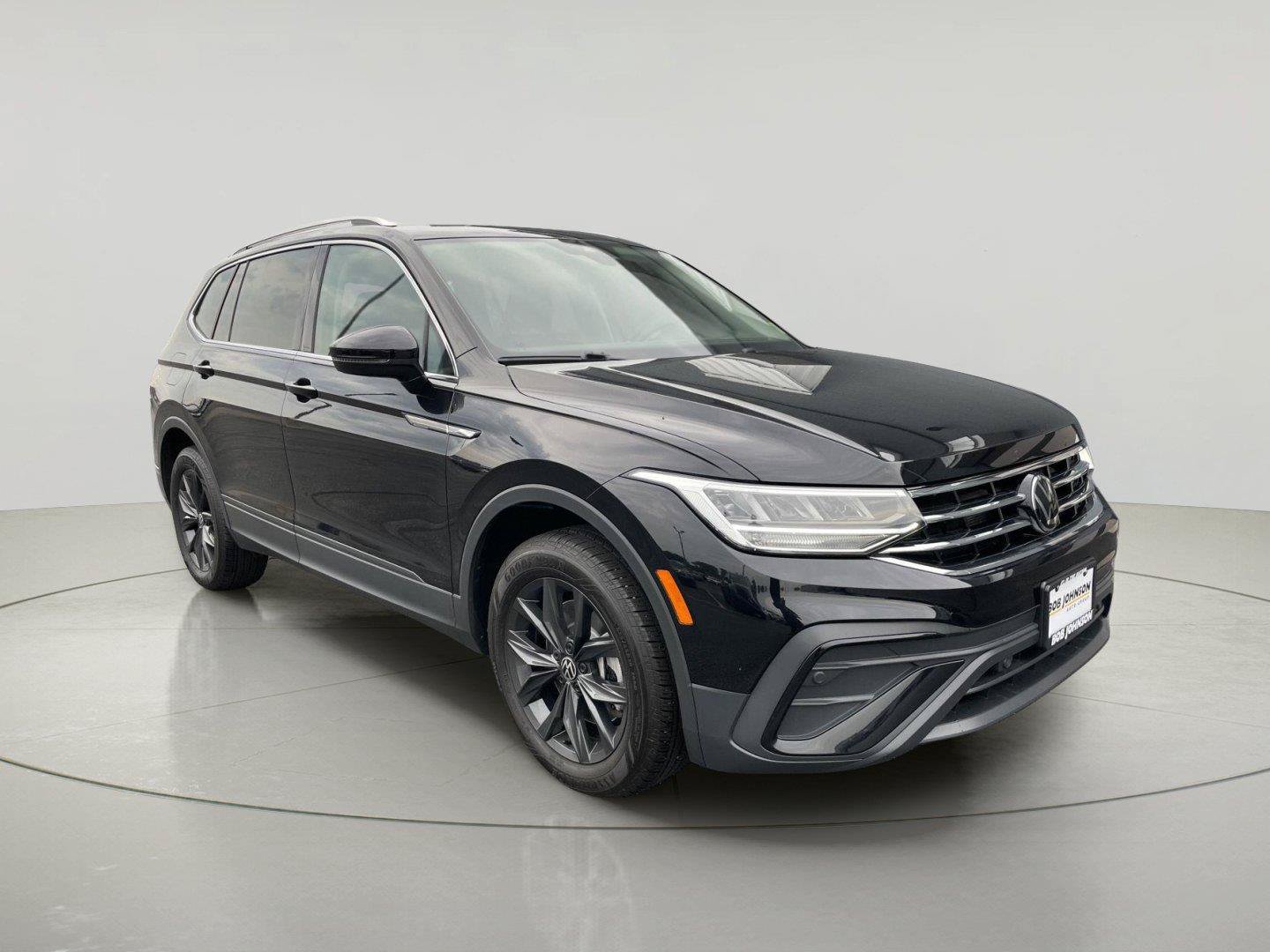Used 2024 Volkswagen Tiguan SE w/ Panoramic Sunroof Package AWD/4WD image 1