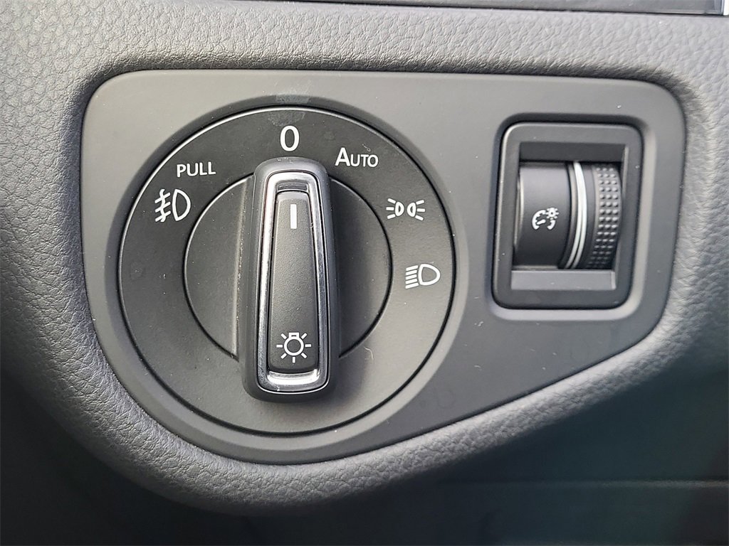 Used 2018 Volkswagen Golf SE image 31