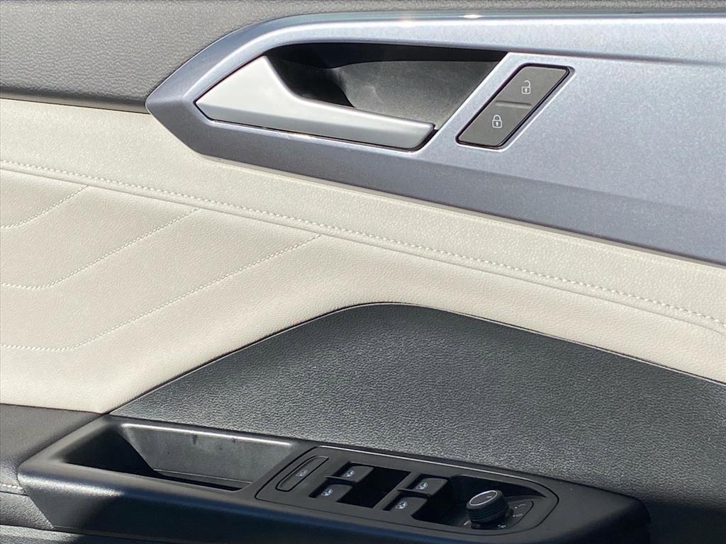 Used 2025 Volkswagen Taos SEL image 17