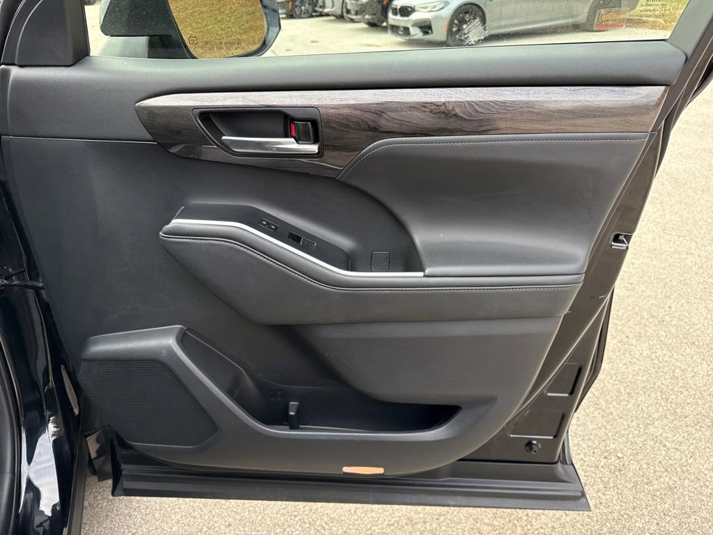 Used 2020 Toyota Highlander Platinum image 31