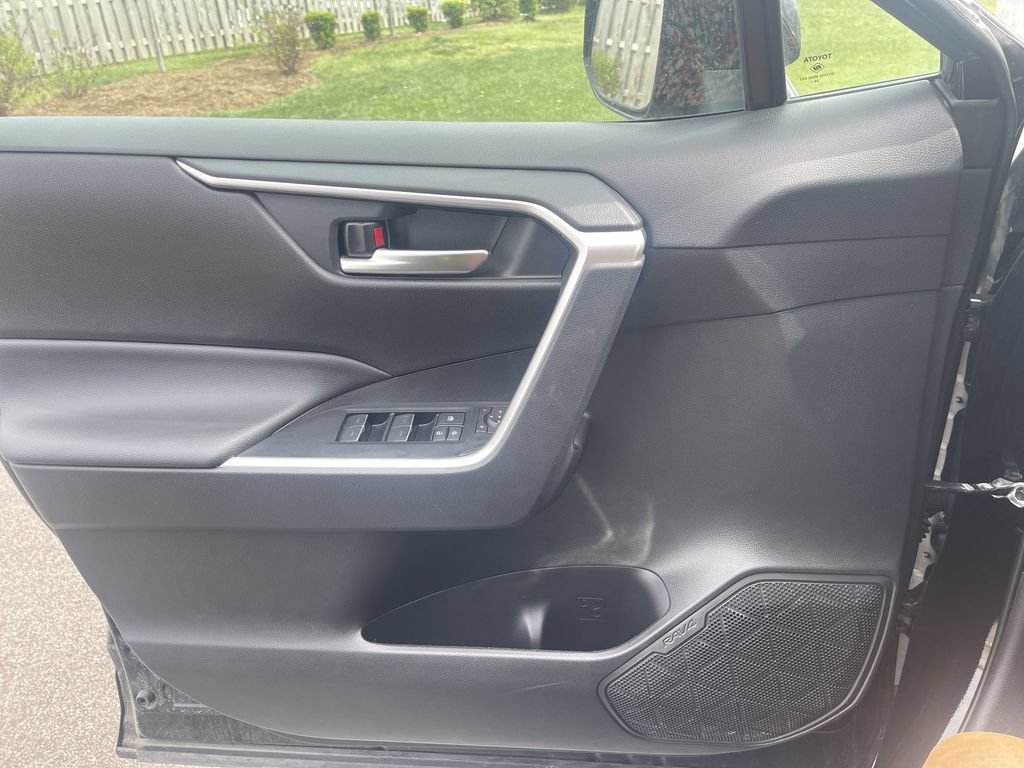 Used 2025 Toyota RAV4 XLE FWD image 32