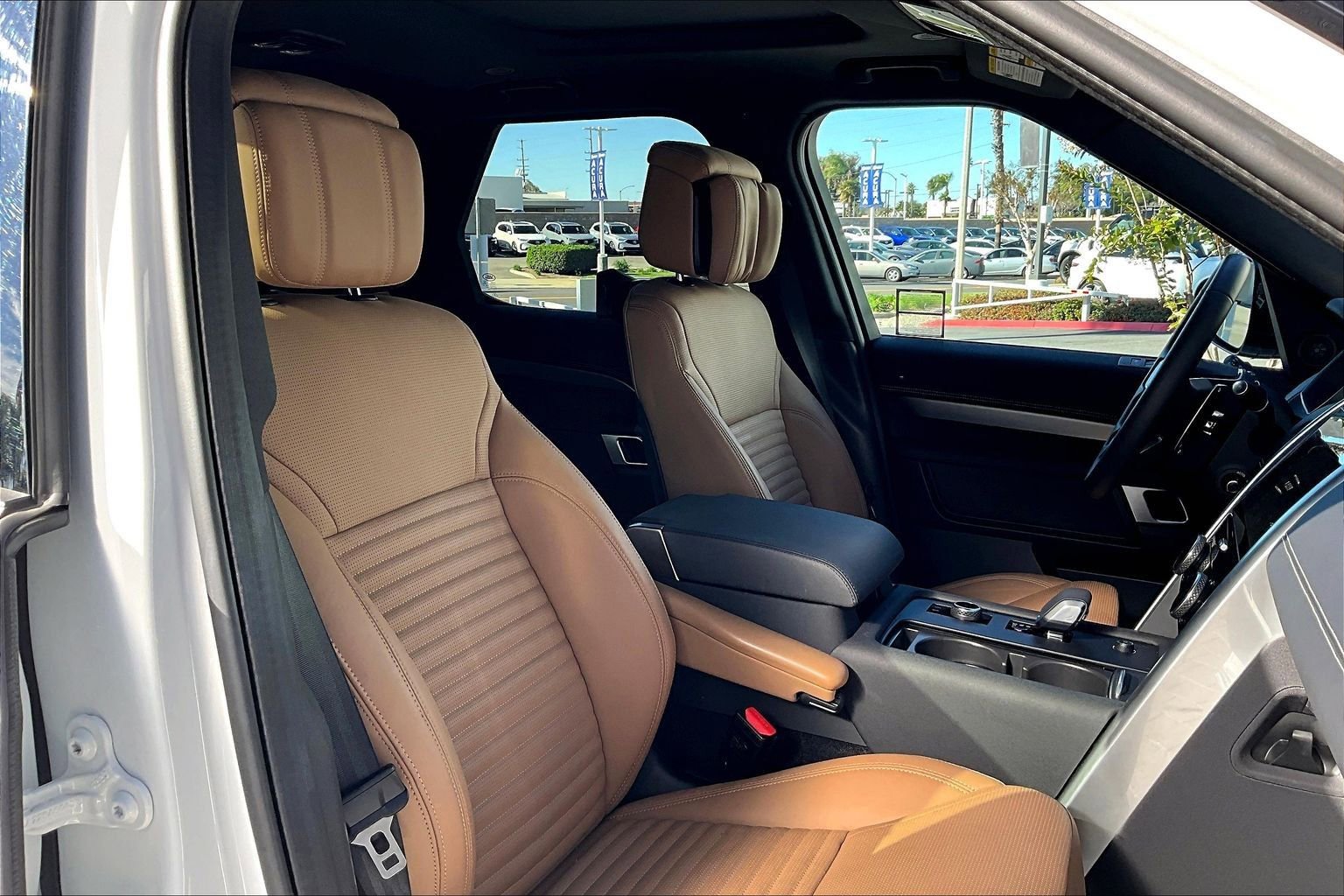 Used 2025 Land Rover Discovery Dynamic SE image 7