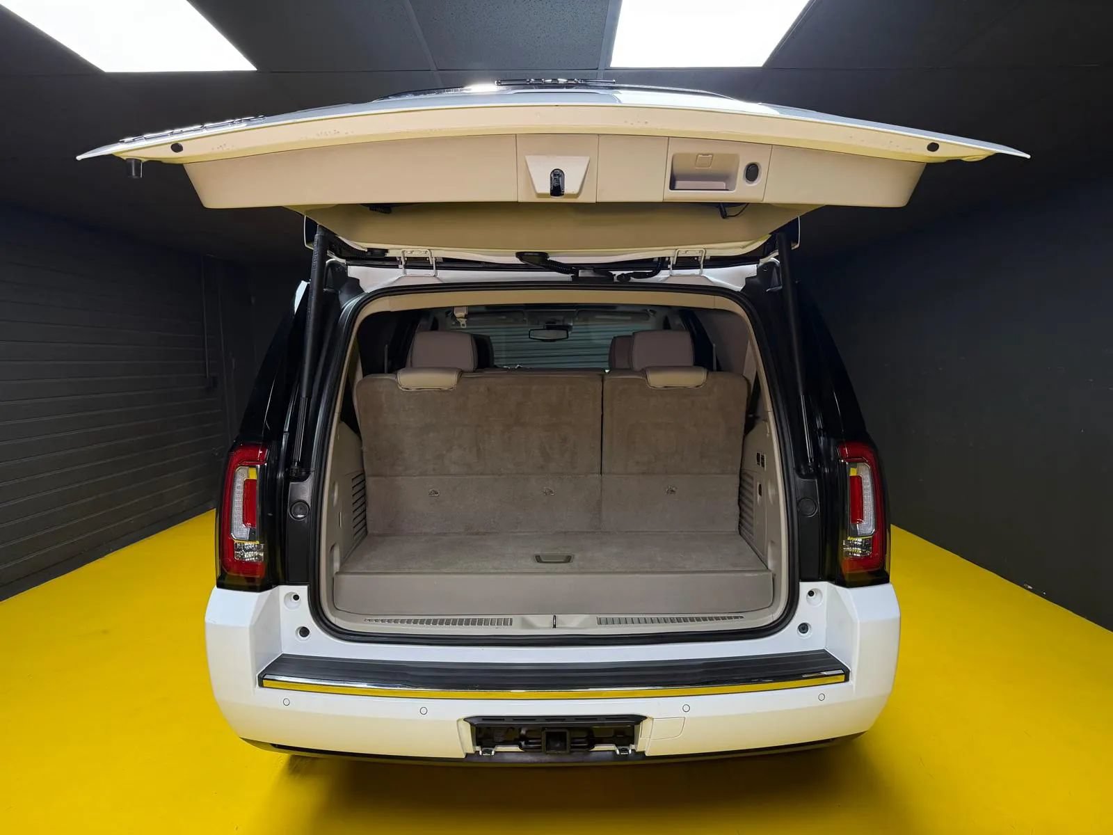 Used 2015 GMC Yukon Denali w/ Premium Package RWD image 11