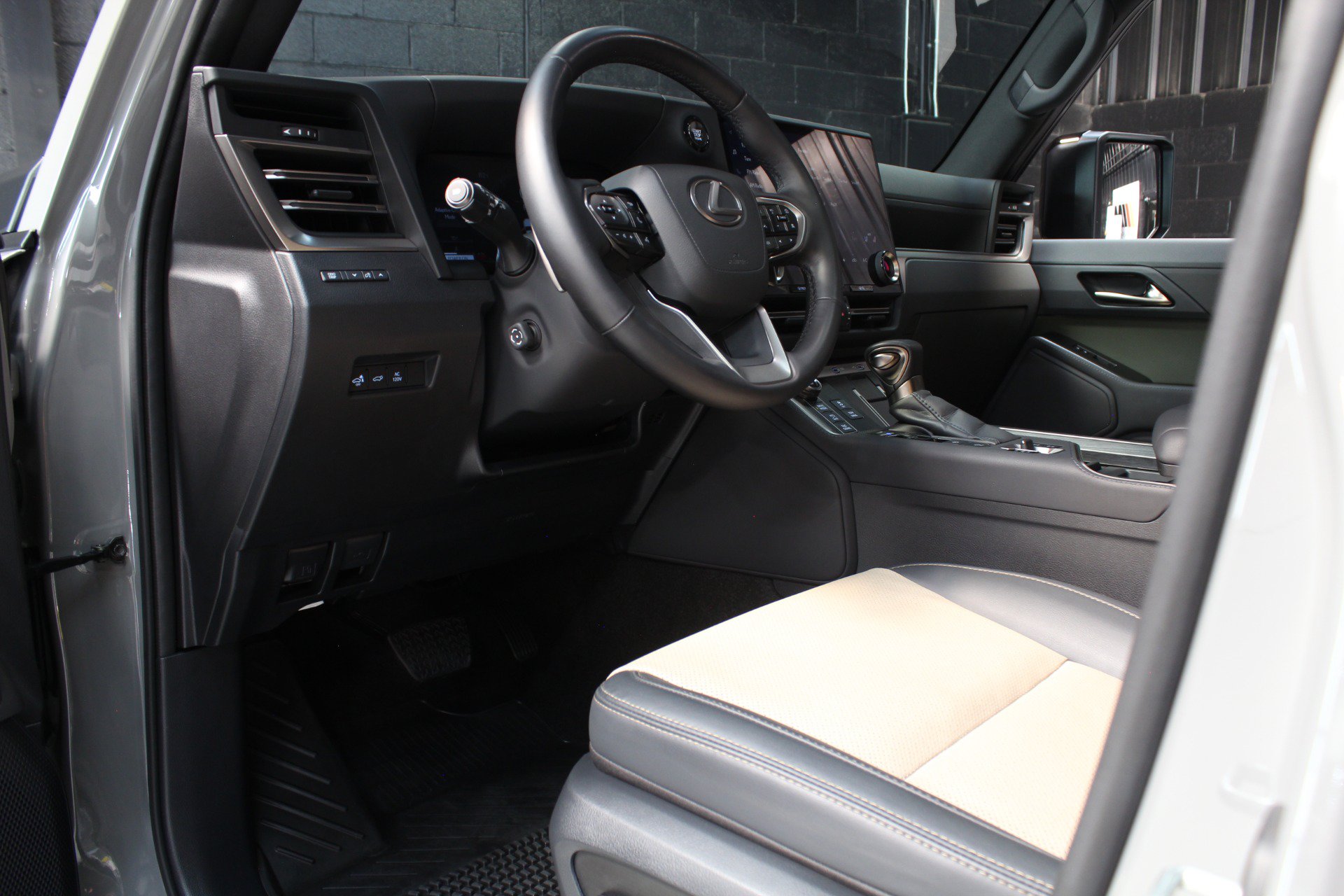 Used 2024 Lexus GX 550 AWD/4WD image 32