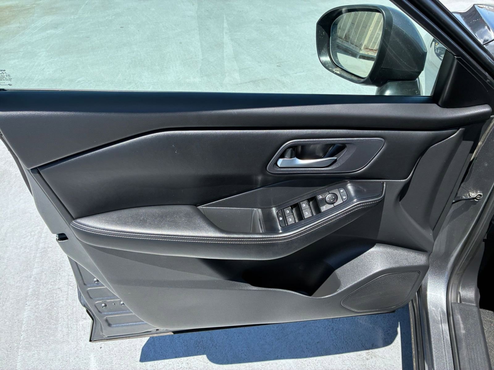 Used 2025 Nissan Rogue SV FWD image 18