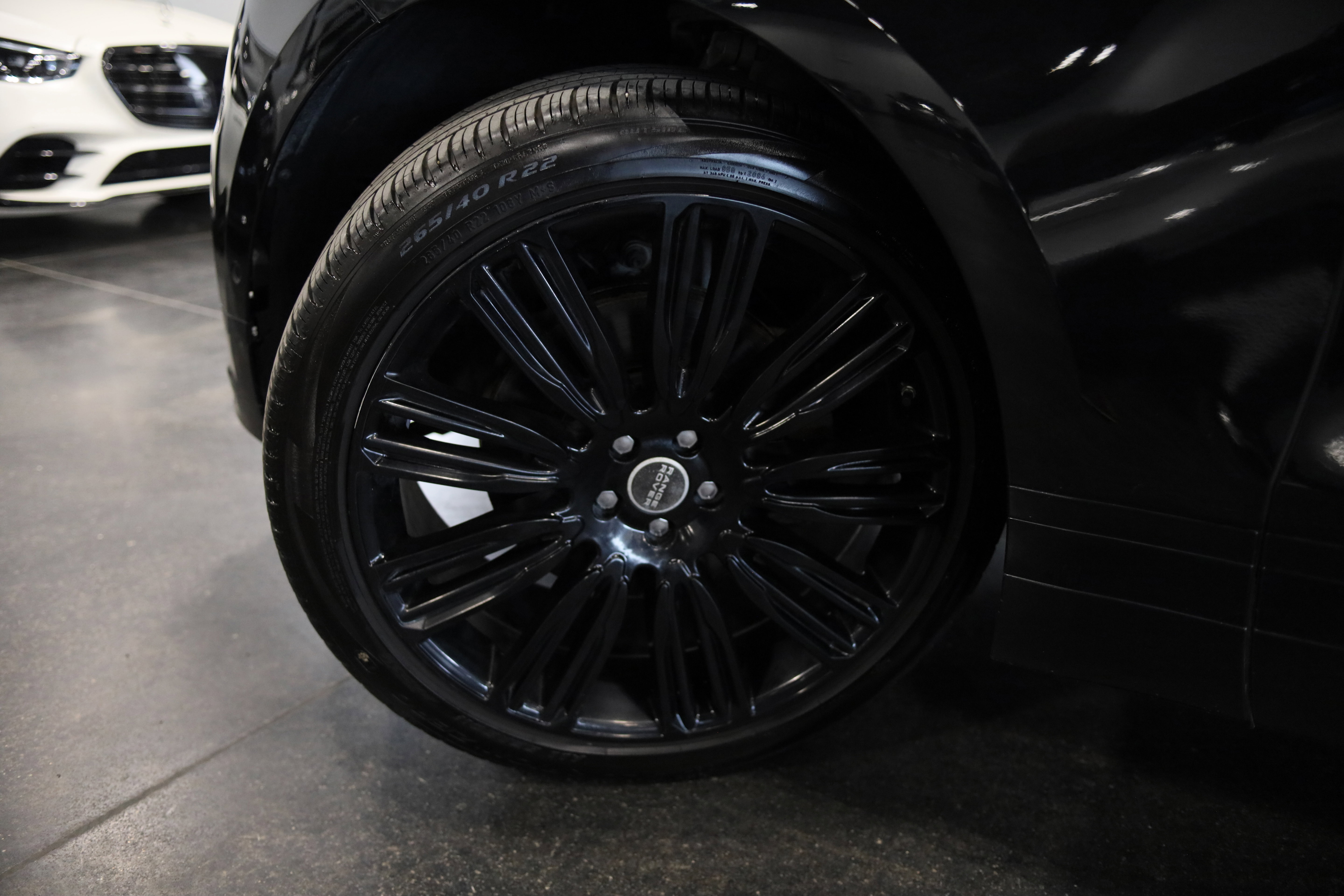 Used 2019 Land Rover Range Rover Velar R-Dynamic SE image 13
