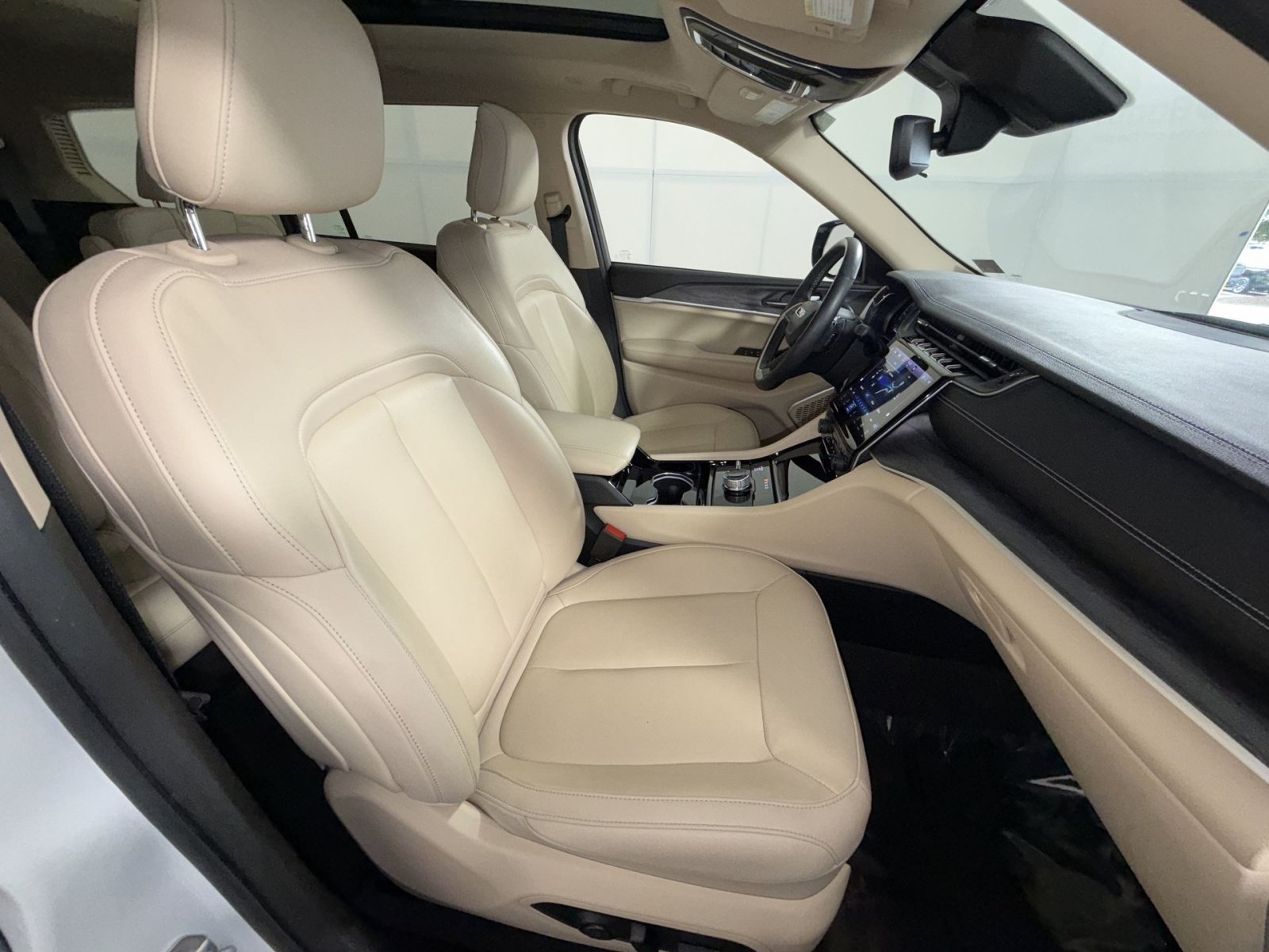 Used 2022 Jeep Grand Cherokee L Limited AWD/4WD image 26