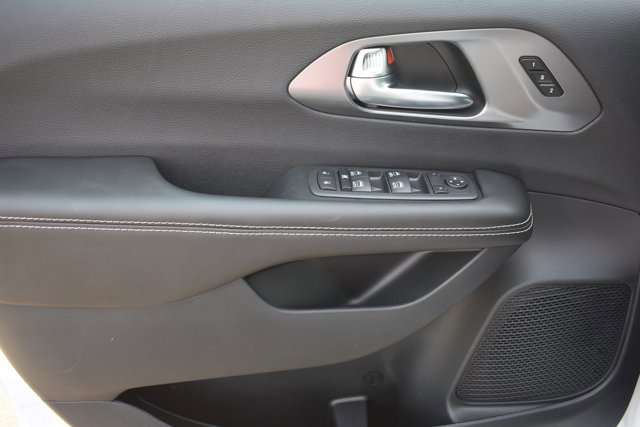 New 2026 Chrysler Pacifica Select image 11