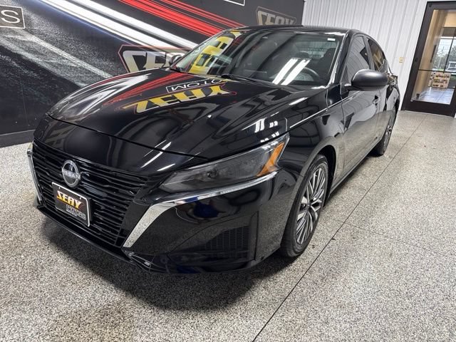 Used 2024 Nissan Altima 2.5 SV FWD image 2