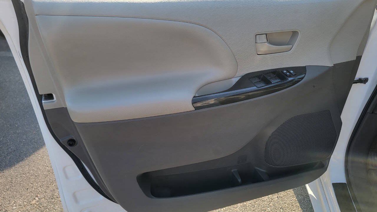 Used 2014 Toyota Sienna L FWD image 18