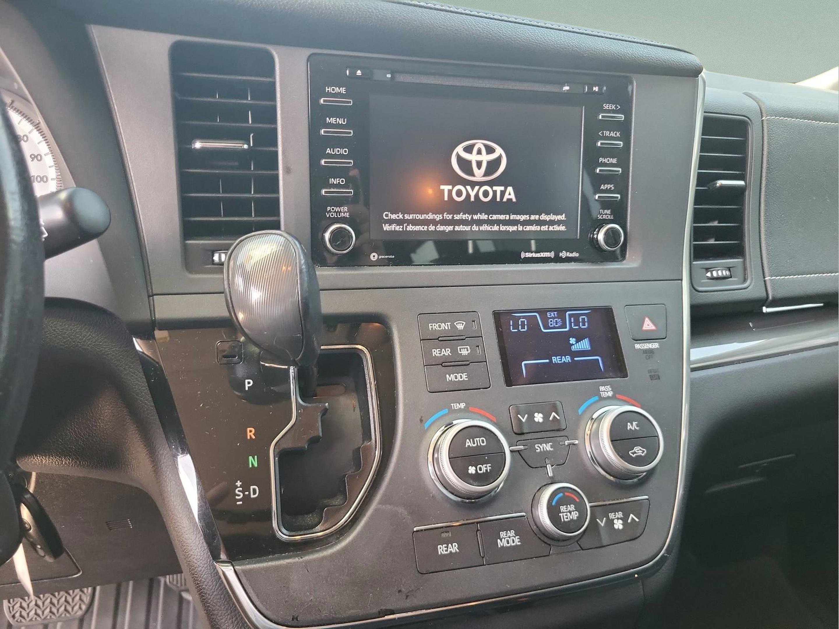 Used 2018 Toyota Sienna SE FWD image 12