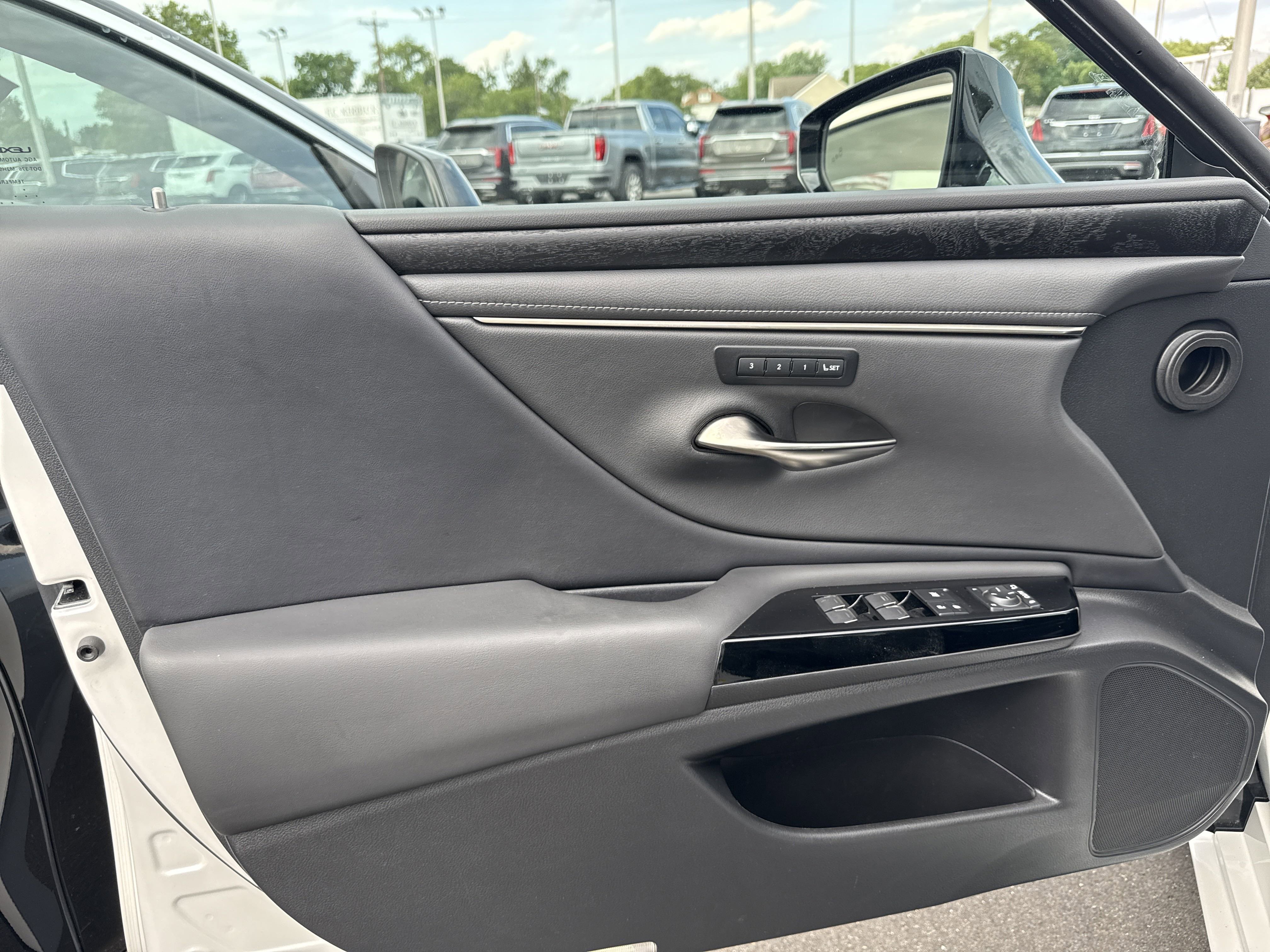 Used 2022 Lexus ES 300h w/ Premium Package image 9