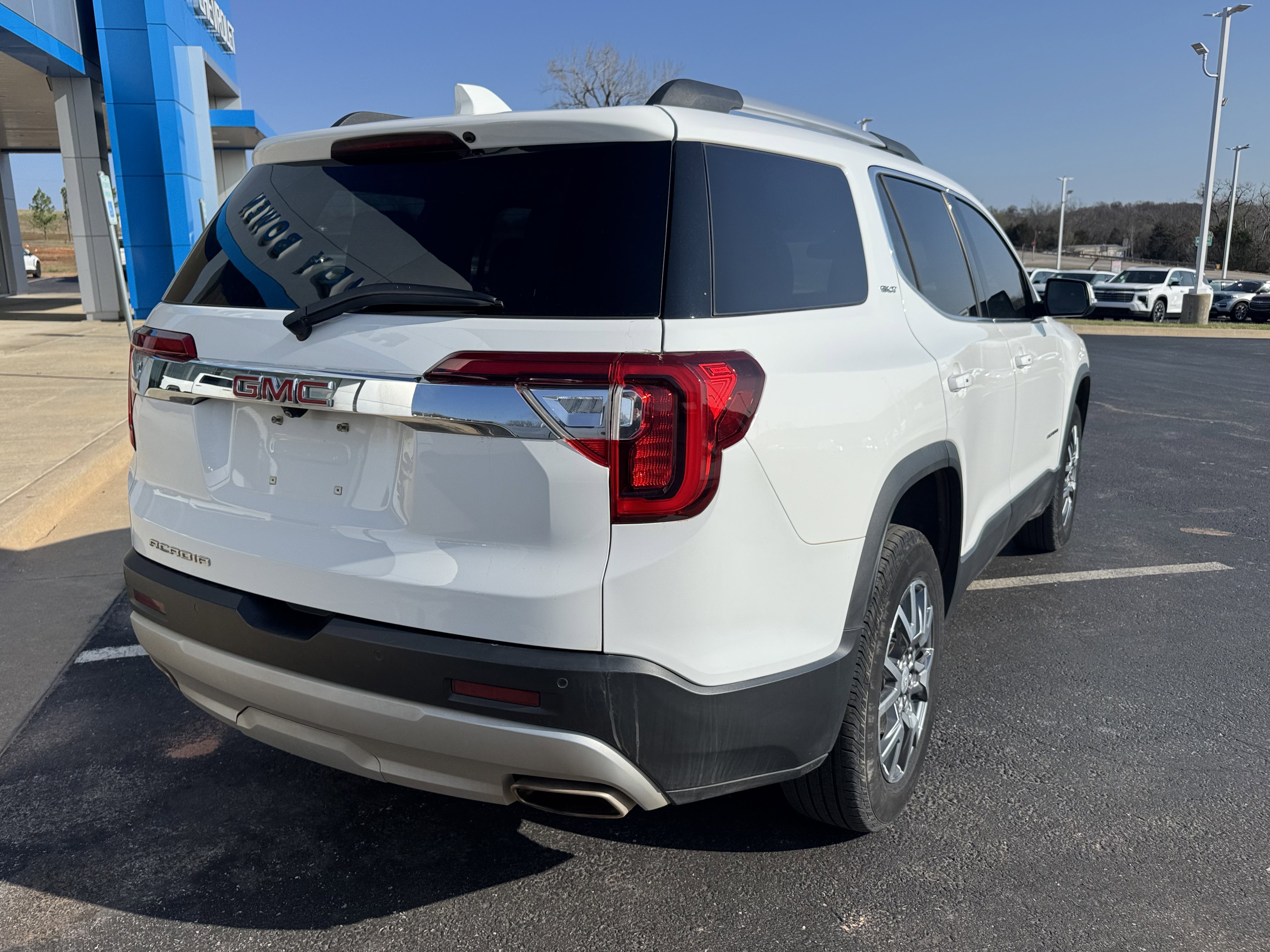 Used 2023 GMC Acadia SLT w/ Preferred Package FWD image 4