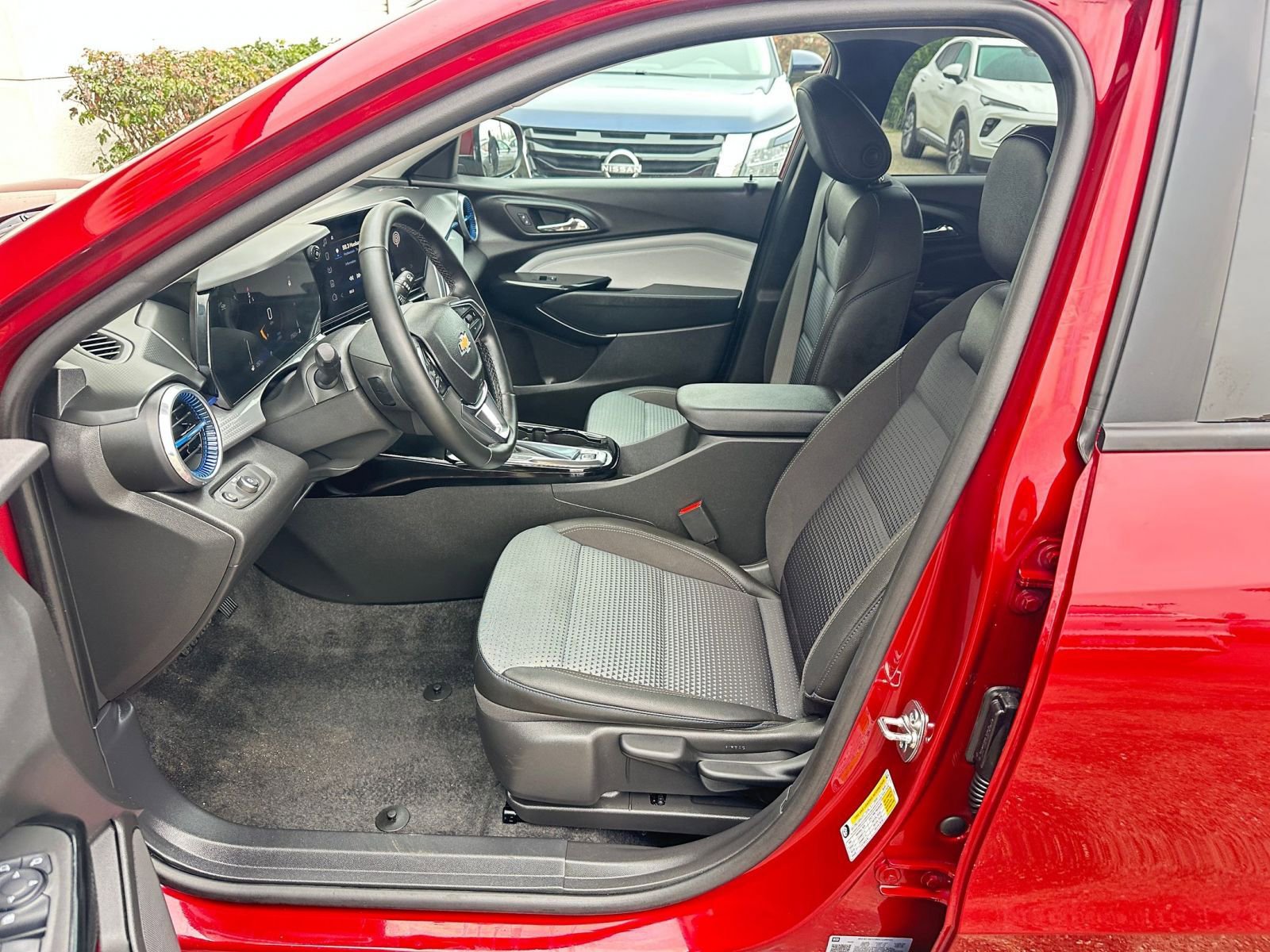 Used 2025 Chevrolet Trax LT w/ LT Convenience Package image 27