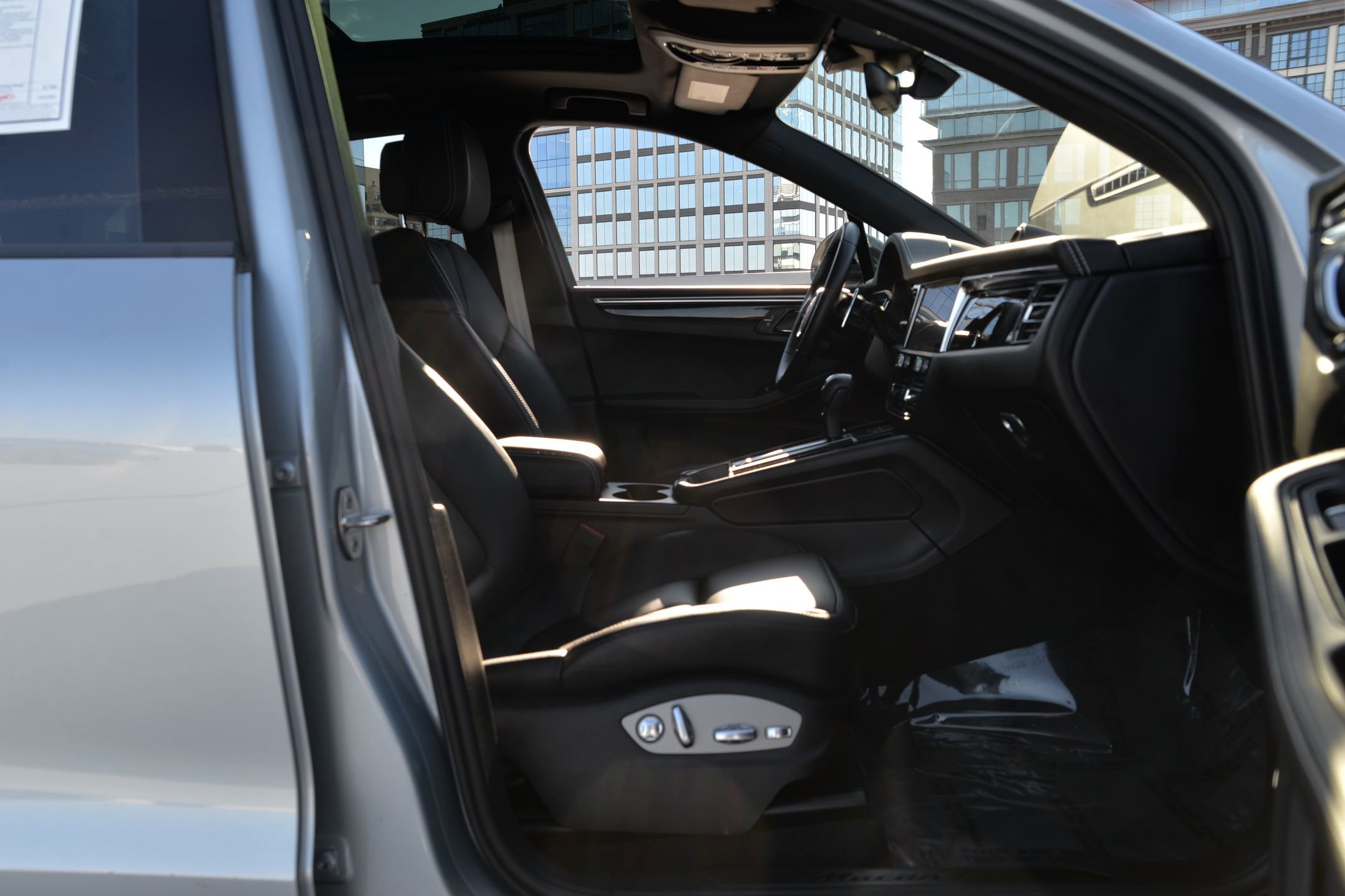 Certified 2024 Porsche Macan Turbo image 21