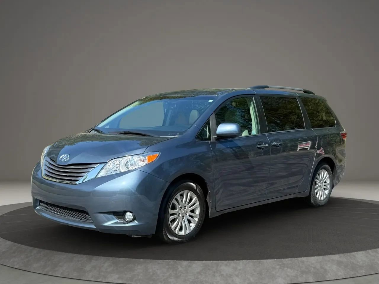 Used 2016 Toyota Sienna XLE Premium FWD image 1
