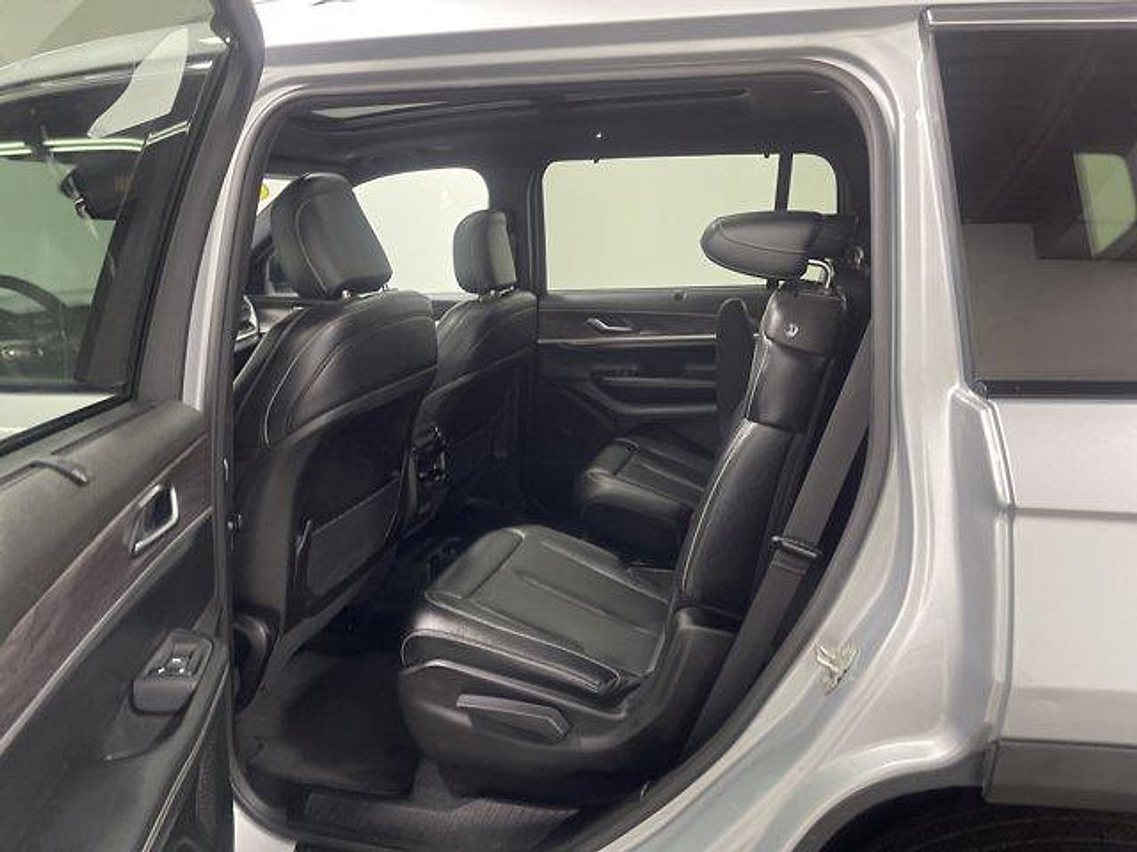 Used 2024 Jeep Grand Cherokee L Limited w/ Luxury Tech Group II AWD/4WD image 10
