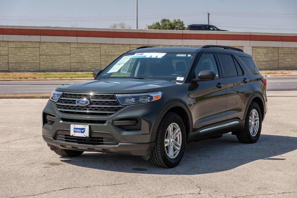Used 2022 Ford Explorer XLT image 3