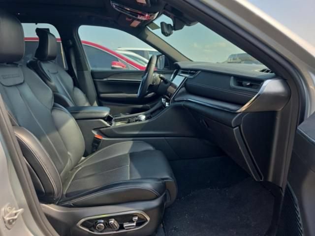 Used 2023 Jeep Grand Cherokee Overland w/ Luxury Tech Group IV AWD/4WD image 19