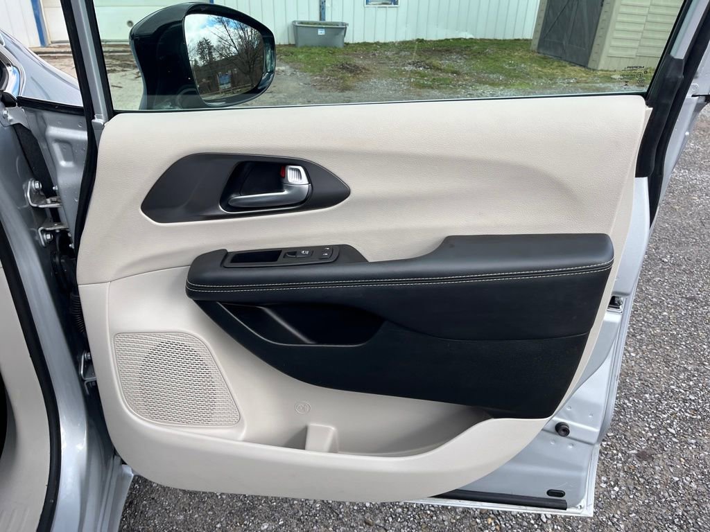 Used 2024 Chrysler Pacifica Touring-L image 27