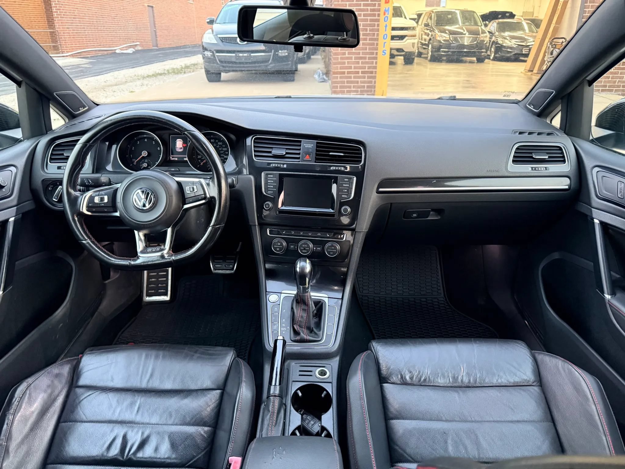 Used 2015 Volkswagen Golf 4-Door FWD image 9