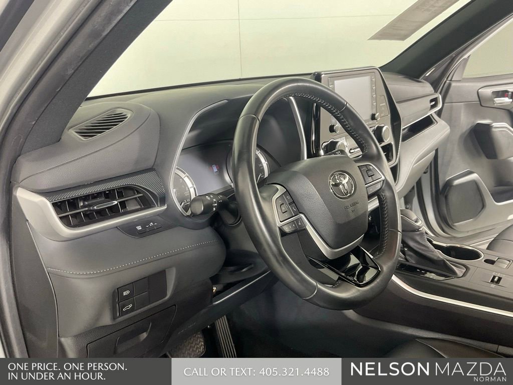 Used 2022 Toyota Highlander XSE FWD image 35