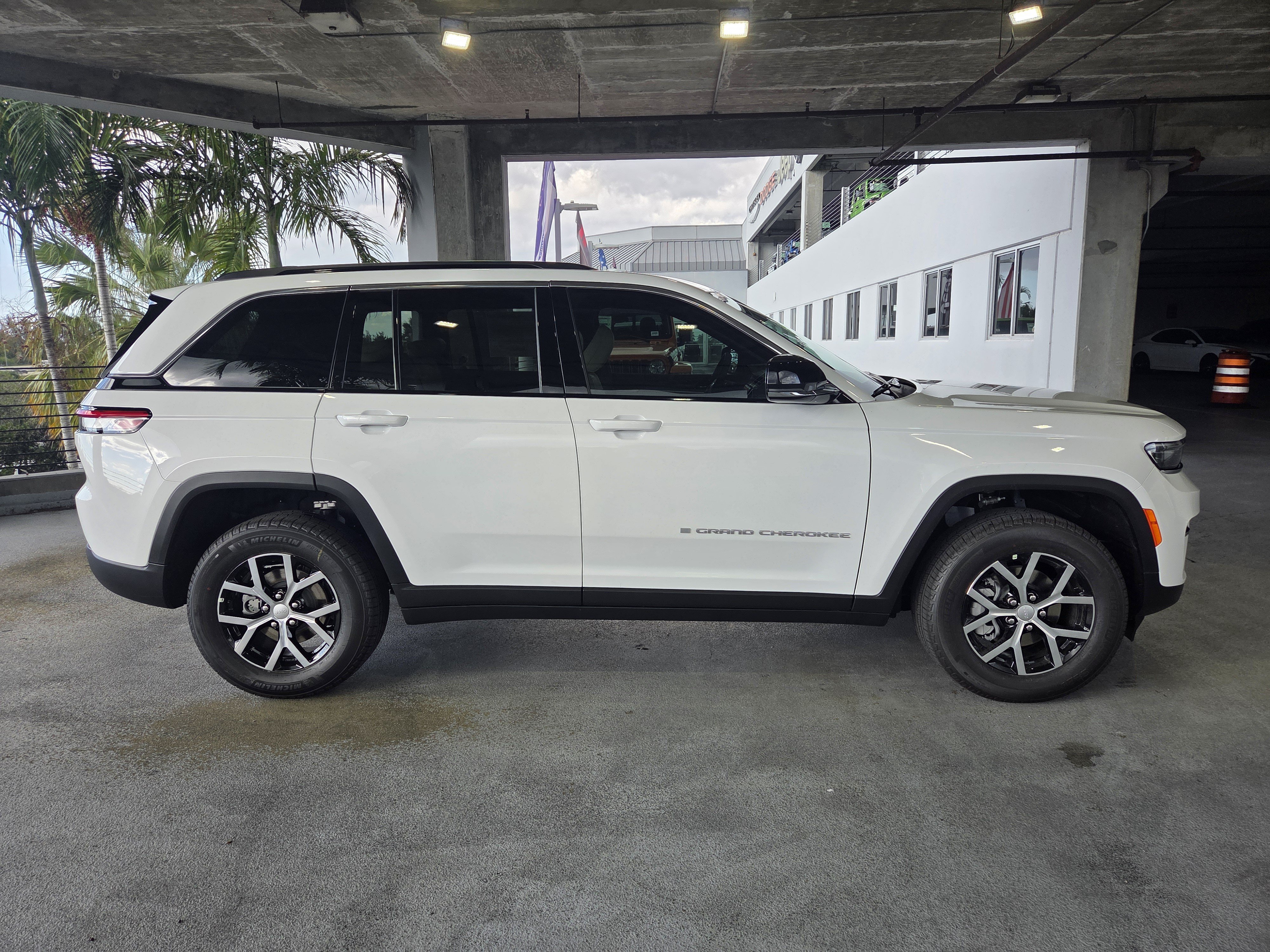 New 2025 Jeep Grand Cherokee Limited RWD image 4