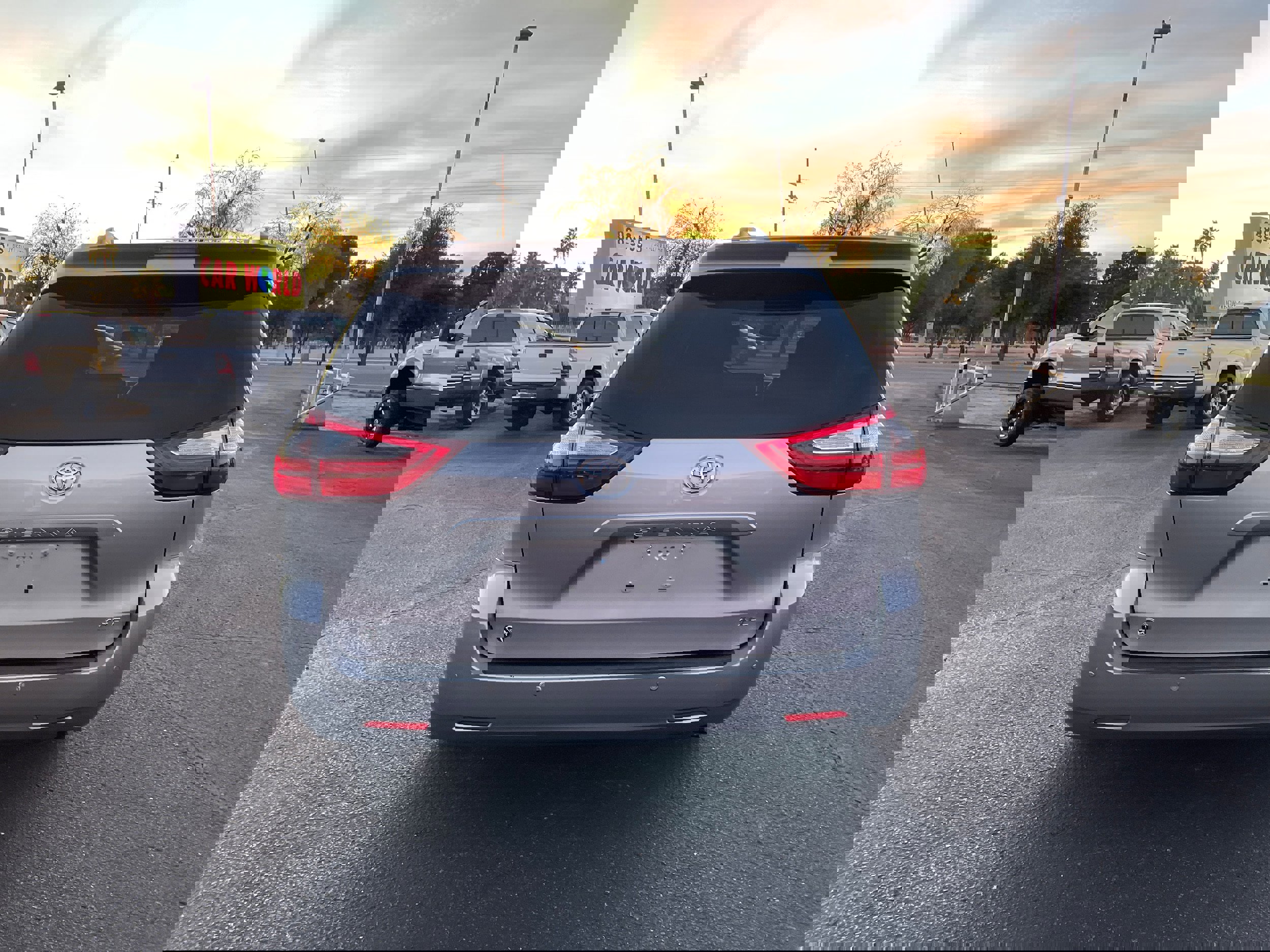 Used 2017 Toyota Sienna XLE image 4