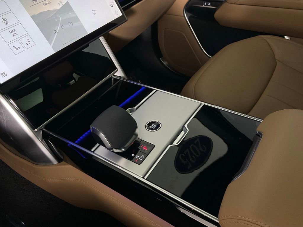 Used 2025 Land Rover Range Rover Long Wheelbase SE image 18