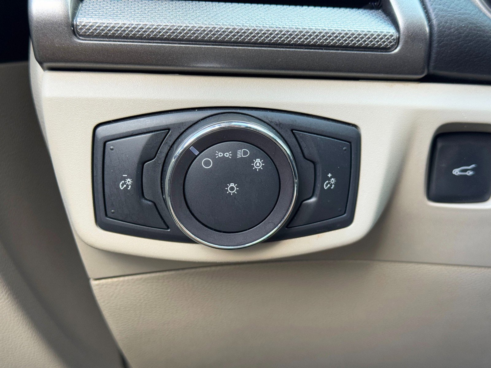 Used 2019 Ford Fusion SE image 15