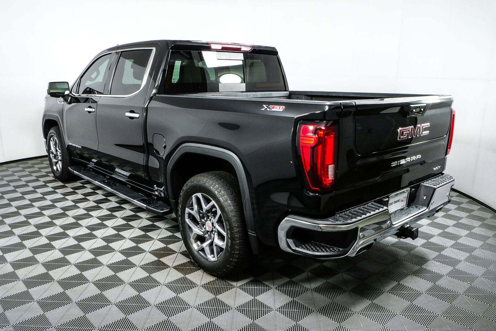 Used 2024 GMC Sierra 1500 SLT w/ SLT Premium Plus Package AWD/4WD image 29