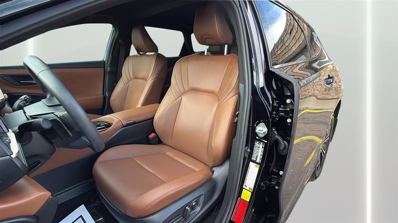 Used 2025 Toyota Crown Signia AWD/4WD image 13