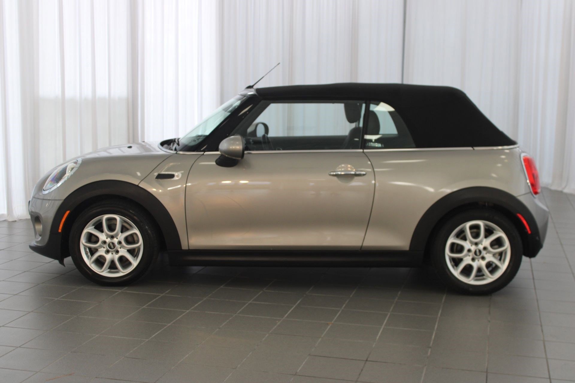 Used 2018 MINI Cooper Convertible image 2