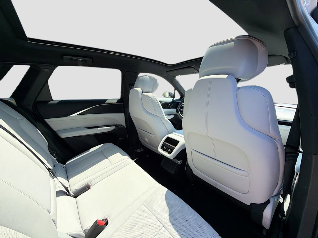 New 2026 Cadillac Lyriq Luxury w/ LPO, Floor Liner Package AWD/4WD image 28