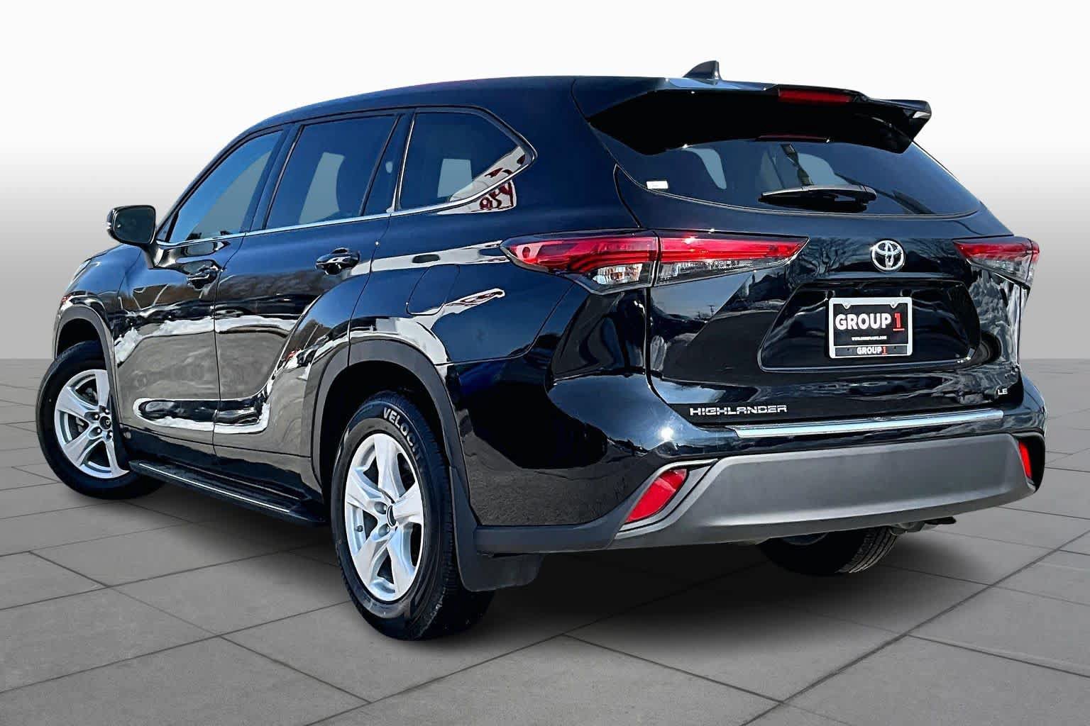 Used 2022 Toyota Highlander LE FWD image 11