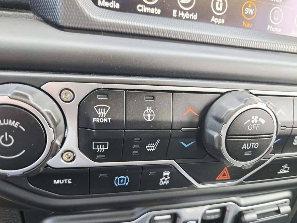 Used 2023 Jeep Wrangler Unlimited Sahara w/ Cold Weather Group AWD/4WD image 32