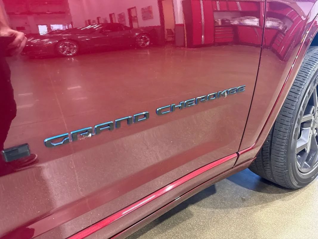 Used 2023 Jeep Grand Cherokee 30th Anniversary AWD/4WD image 90