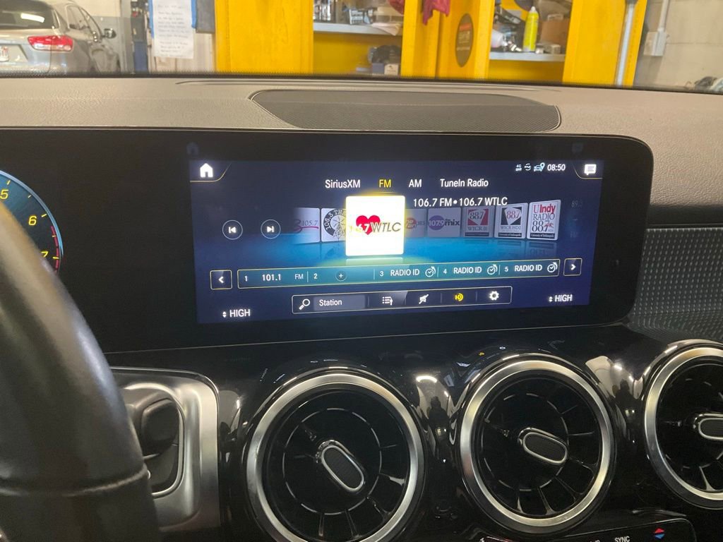 Used 2023 Mercedes-Benz GLB 250 4MATIC w/ Premium Package image 19